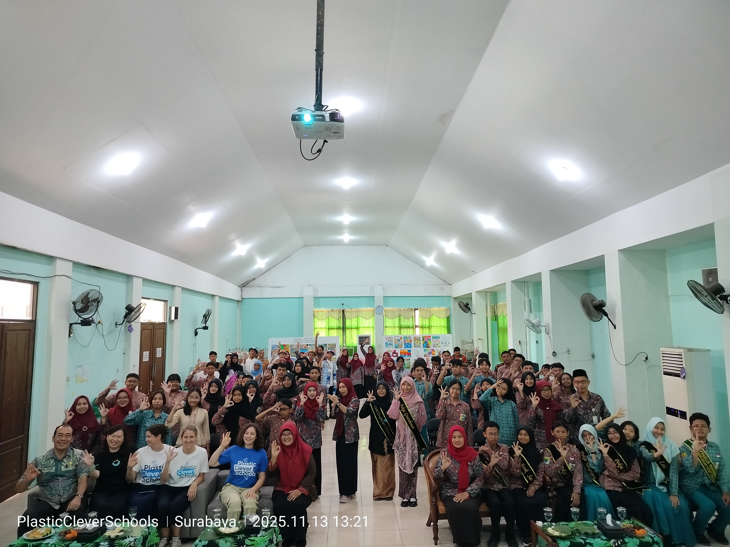 Kunjungan Tim Plastic Clever Schools dari Inggris